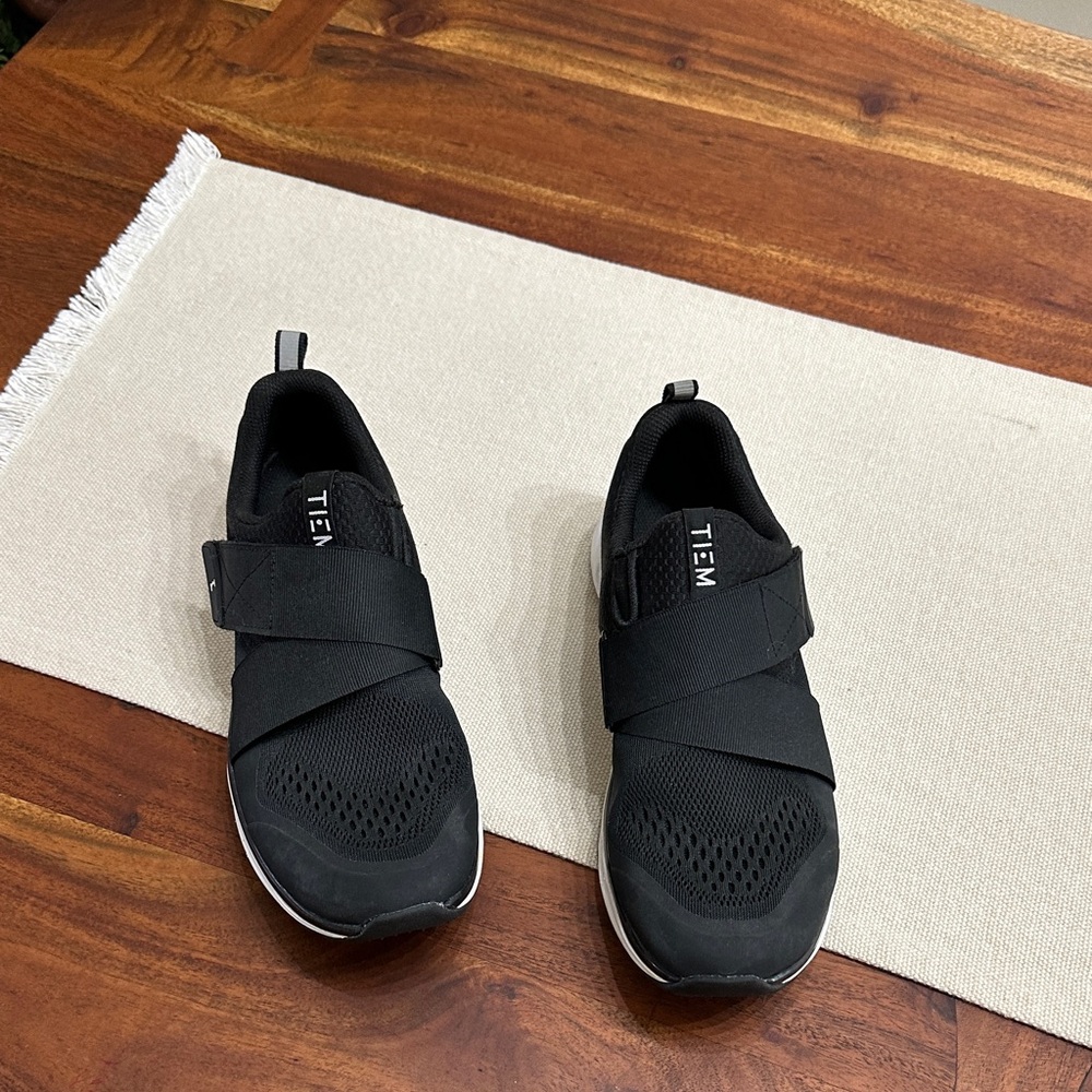 TI:EM Women's Black Athletic Shoes cycling shoes